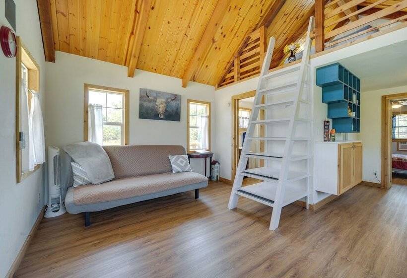 Serene Hill Country Cabin W/ Deck Near Wineries!