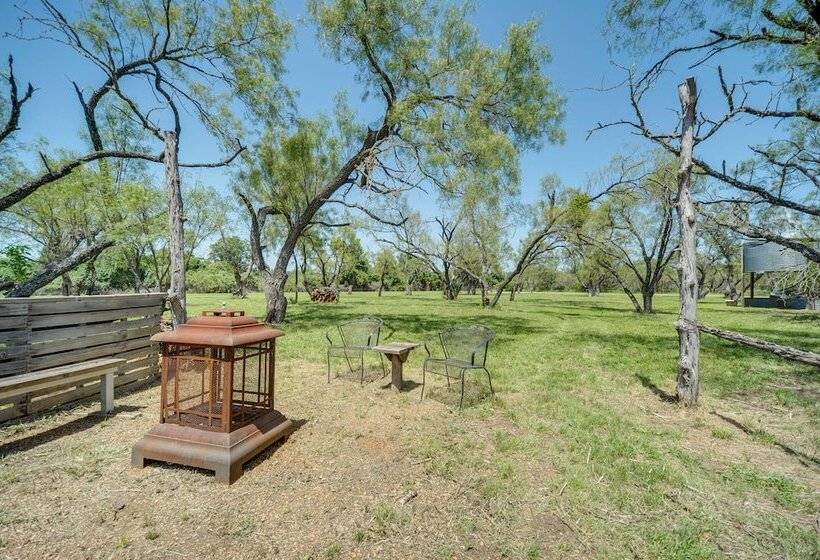 Serene Hill Country Cabin W/ Deck Near Wineries!