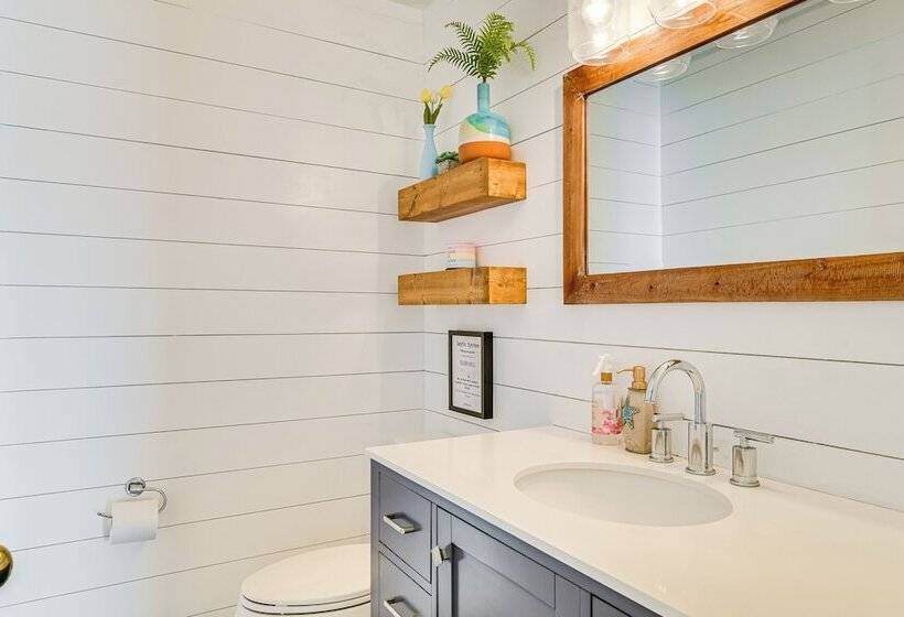 Serene Shelton Sanctuary W/ Private Beach & Kayaks