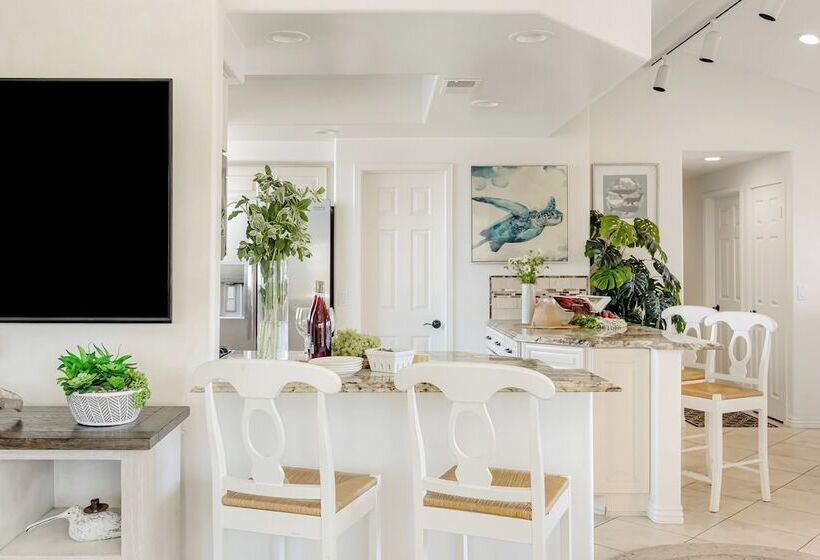 Shoreline Villa By Avantstay Steps To The Beach, Bay, & Pier!