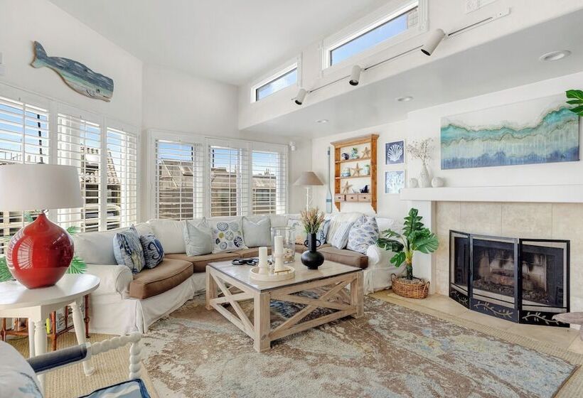 Shoreline Villa By Avantstay Steps To The Beach, Bay, & Pier!