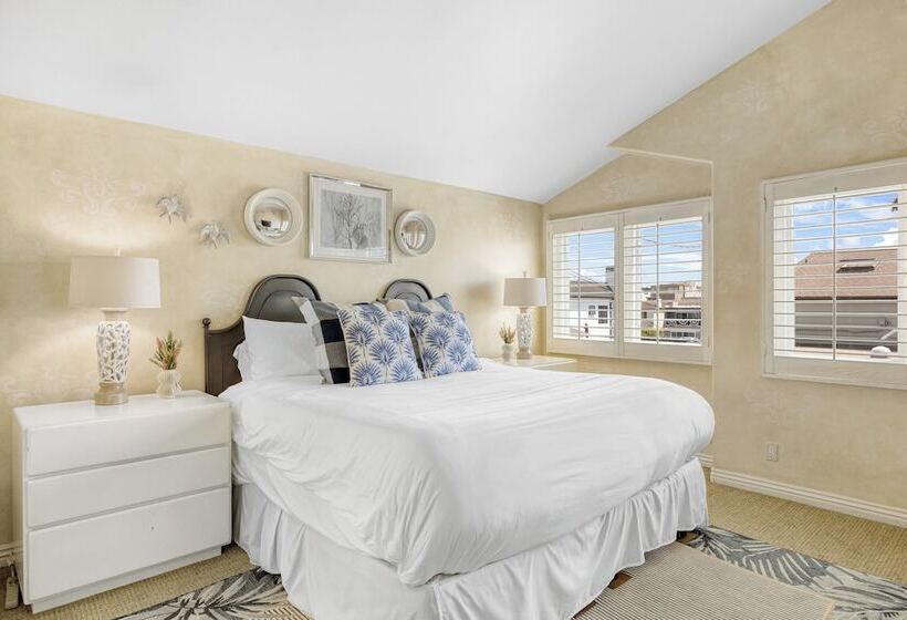 Shoreline Villa By Avantstay Steps To The Beach, Bay, & Pier!