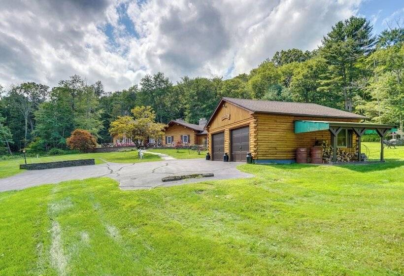 Private Hot Tub: Spacious Austerlitz Ski Cabin!