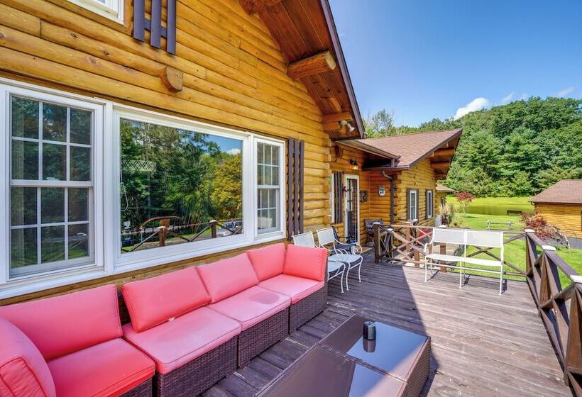 Private Hot Tub: Spacious Austerlitz Ski Cabin!