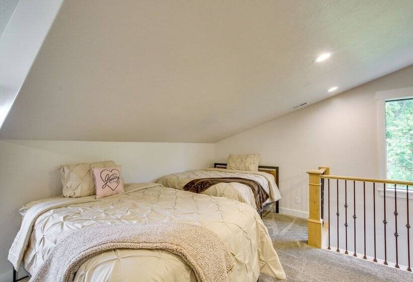 Spacious Idaho Home On Scenic Cub River!