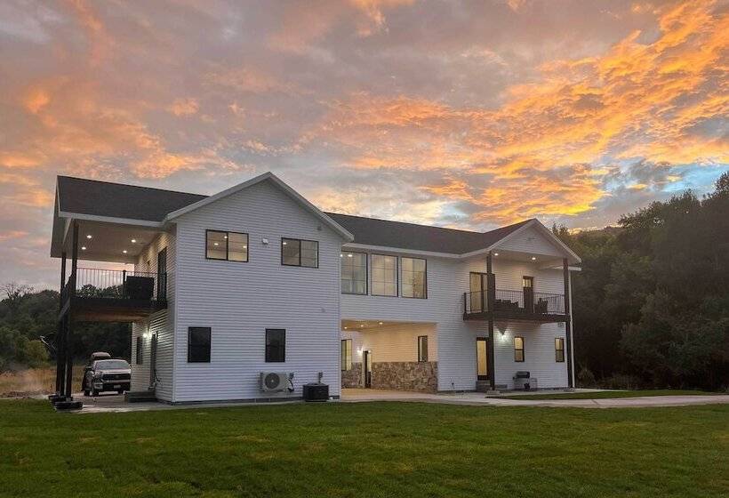 Spacious Idaho Home On Scenic Cub River!