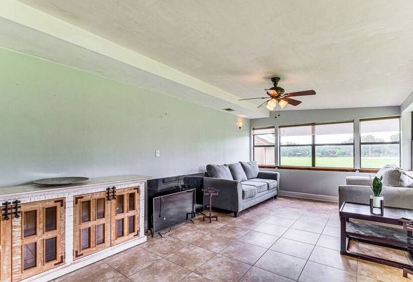 Spacious Micanopy Farmhouse W/ Luxurious Pool!