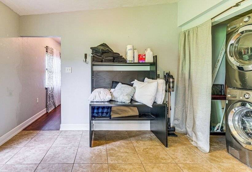 Spacious Micanopy Farmhouse W/ Luxurious Pool!