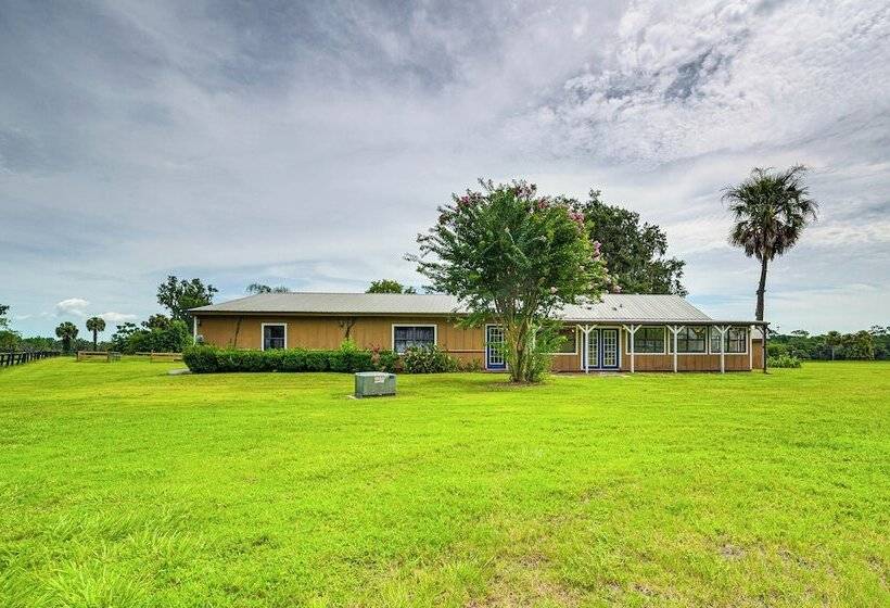 Spacious Micanopy Farmhouse W/ Luxurious Pool!