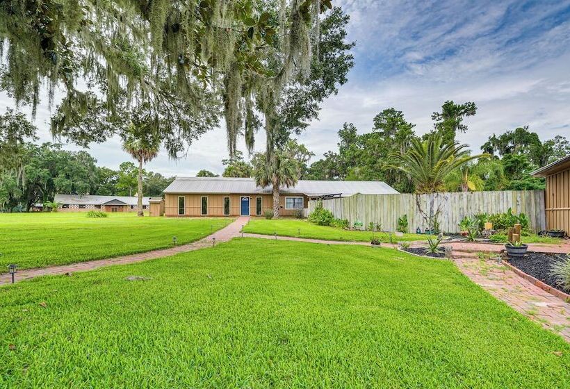 Spacious Micanopy Farmhouse W/ Luxurious Pool!