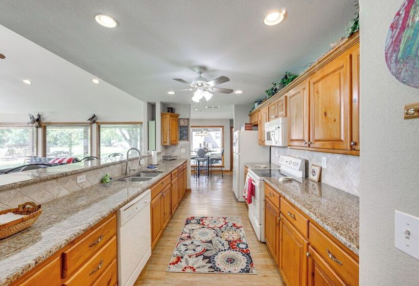 Rhodes Retreat W/ Dock On Cedar Creek Lake!