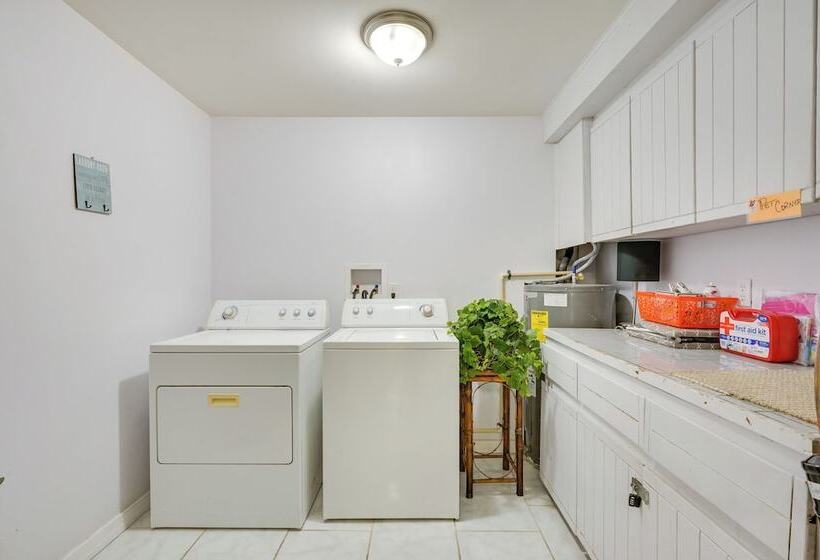 ~ 5 Mi To Beaches: Spacious Tampa Bay Home!