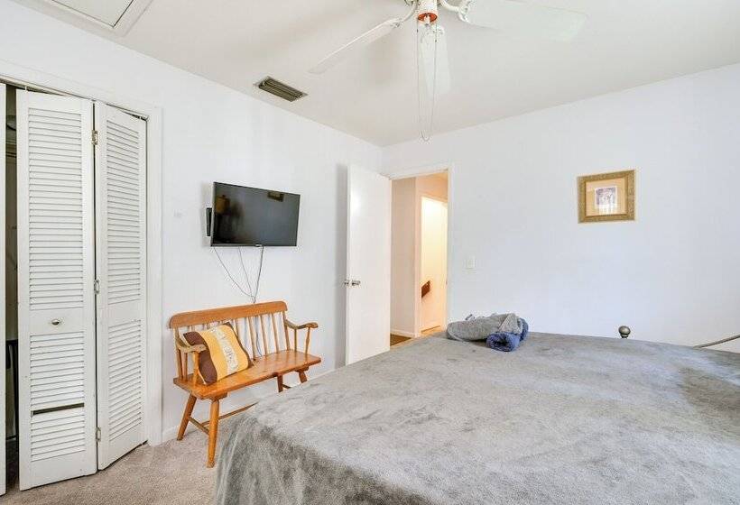 ~ 5 Mi To Beaches: Spacious Tampa Bay Home!