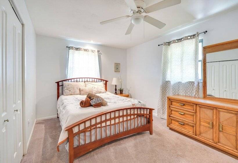 ~ 5 Mi To Beaches: Spacious Tampa Bay Home!