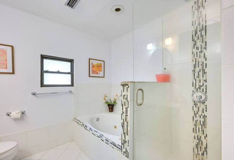 ~ 5 Mi To Beaches: Spacious Tampa Bay Home!