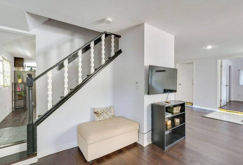 ~ 5 Mi To Beaches: Spacious Tampa Bay Home!