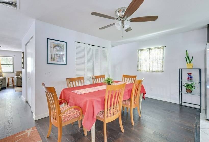 ~ 5 Mi To Beaches: Spacious Tampa Bay Home!