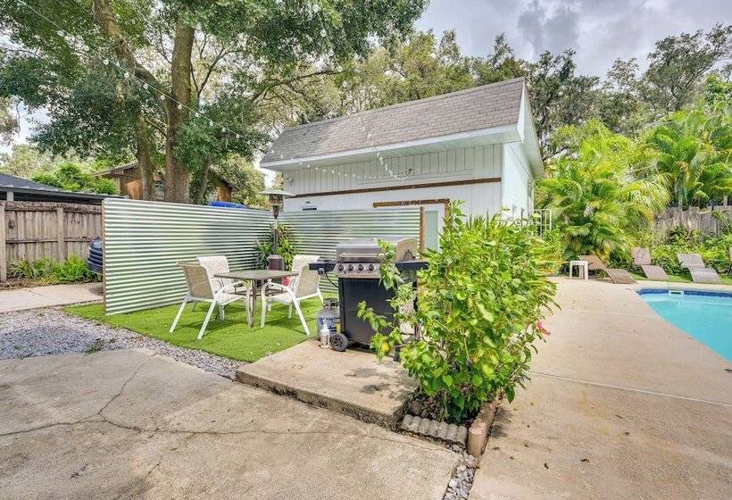 ~ 5 Mi To Beaches: Spacious Tampa Bay Home!
