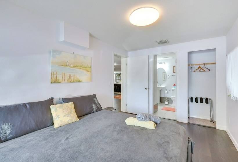 ~ 5 Mi To Beaches: Spacious Tampa Bay Home!
