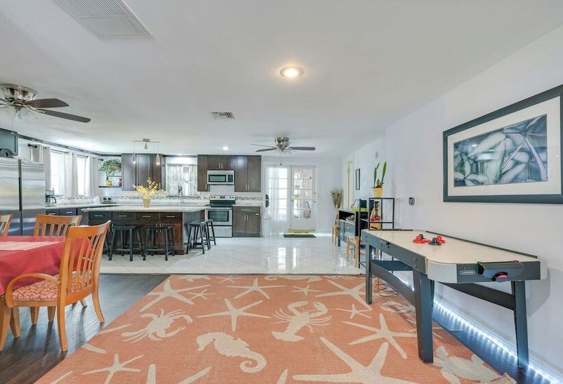 ~ 5 Mi To Beaches: Spacious Tampa Bay Home!