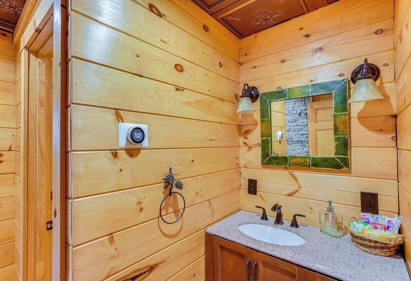 Spacious Wilmington Cabin: Walk To Lake