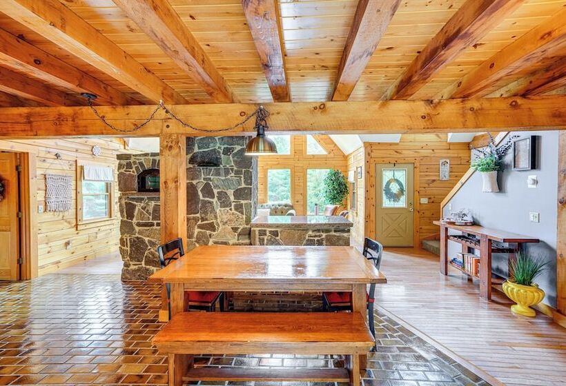 Spacious Wilmington Cabin: Walk To Lake