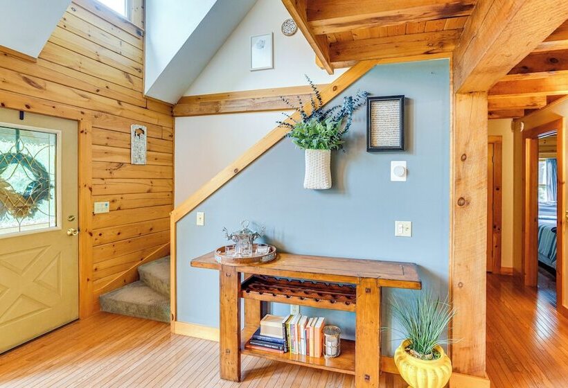 Spacious Wilmington Cabin: Walk To Lake