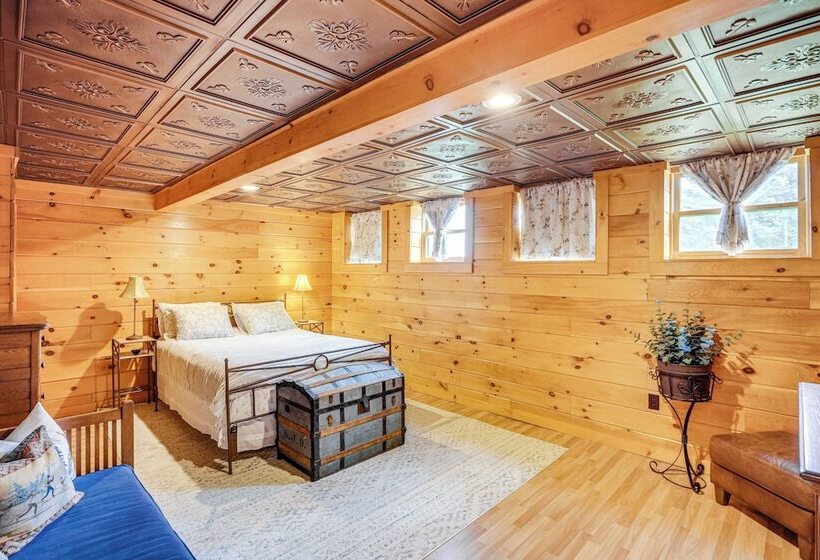 Spacious Wilmington Cabin: Walk To Lake