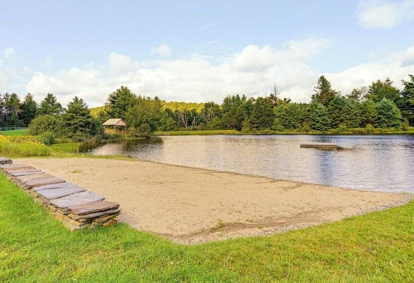 Spacious Wilmington Cabin: Walk To Lake