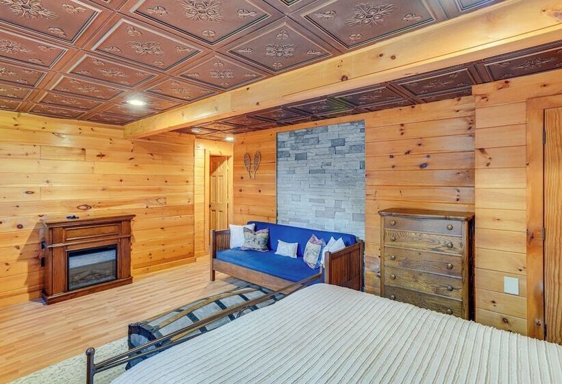 Spacious Wilmington Cabin: Walk To Lake