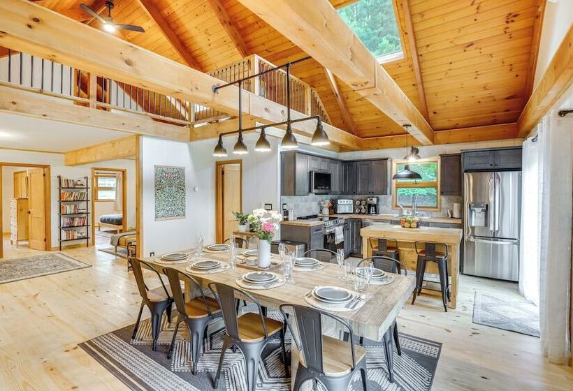 Stylish Catskills Retreat: Year Round Adventure!