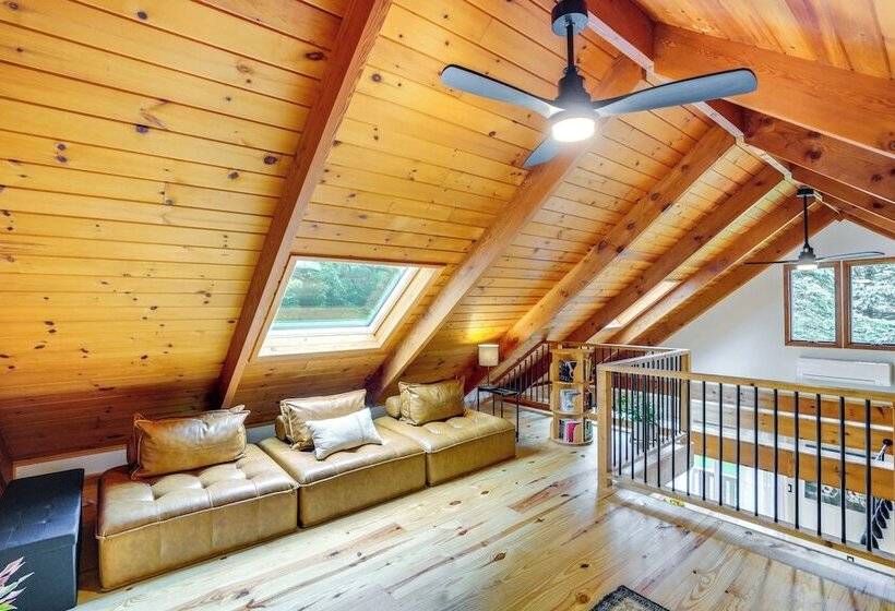 Stylish Catskills Retreat: Year Round Adventure!