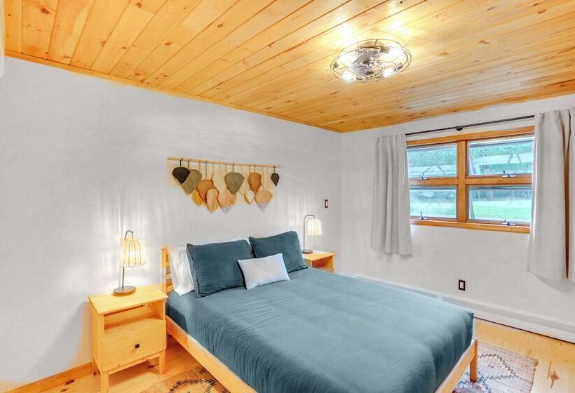 Stylish Catskills Retreat: Year Round Adventure!