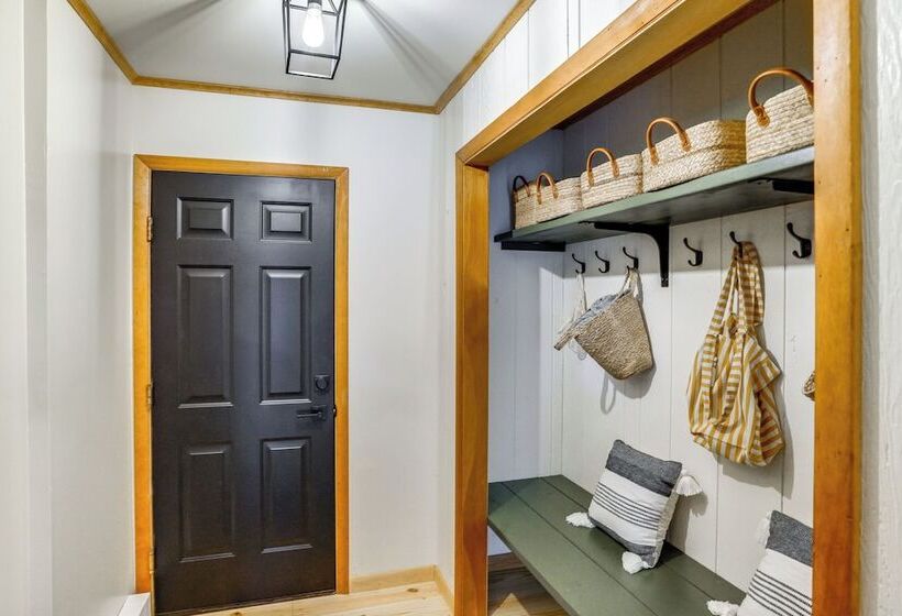 Stylish Catskills Retreat: Year Round Adventure!