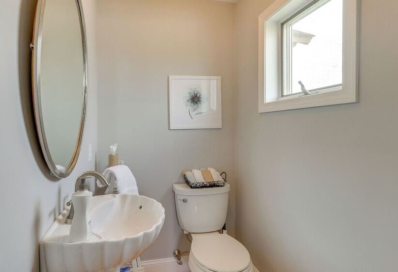 Walk To Beaches: Sunny East Haven Home W/ Grill