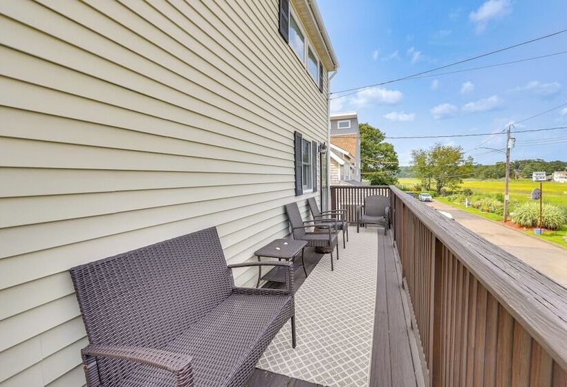 Walk To Beaches: Sunny East Haven Home W/ Grill
