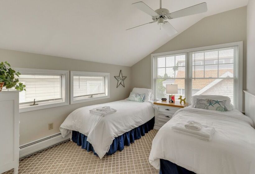 Walk To Beaches: Sunny East Haven Home W/ Grill