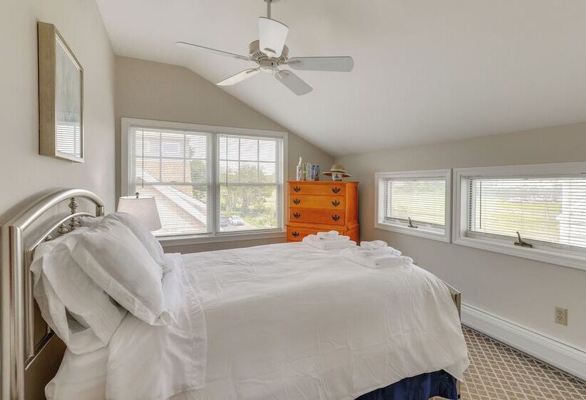 Walk To Beaches: Sunny East Haven Home W/ Grill