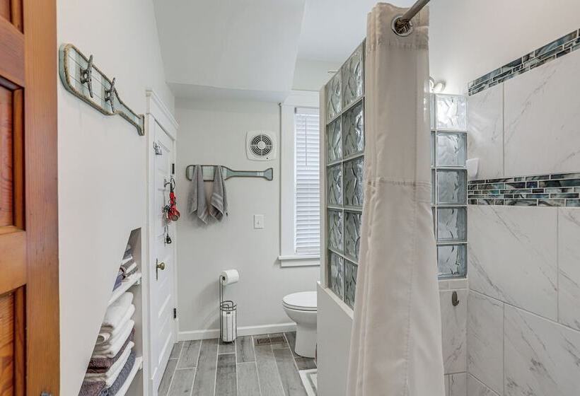 3 Mi To Cedar Point: Sunny Sandusky Home W/ Yard