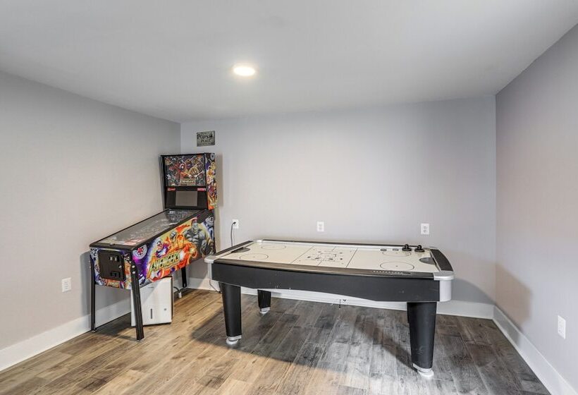 3 Mi To Cedar Point: Sunny Sandusky Home W/ Yard