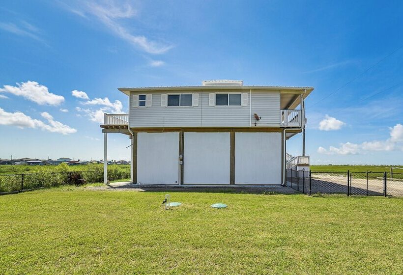 Sunset Views & Large Deck: Home In Crystal Beach!
