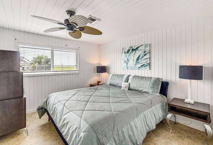 Sunset Views & Large Deck: Home In Crystal Beach!