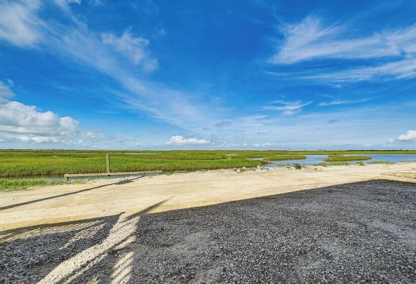 Sunset Views & Large Deck: Home In Crystal Beach!