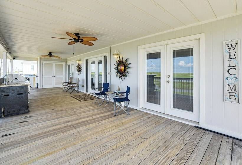 Sunset Views & Large Deck: Home In Crystal Beach!