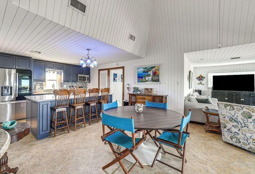 Sunset Views & Large Deck: Home In Crystal Beach!