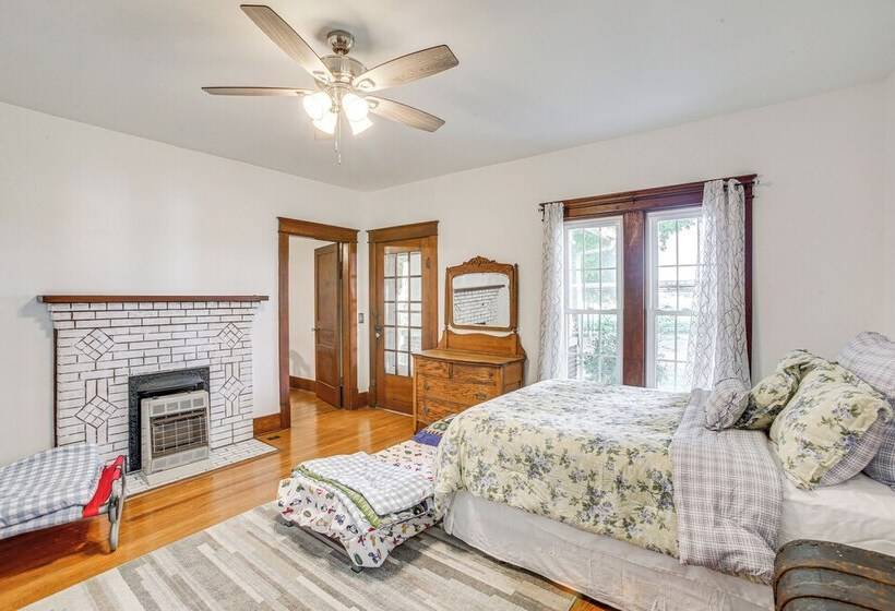 Tennessee Family Farmhouse On 2 Acres!