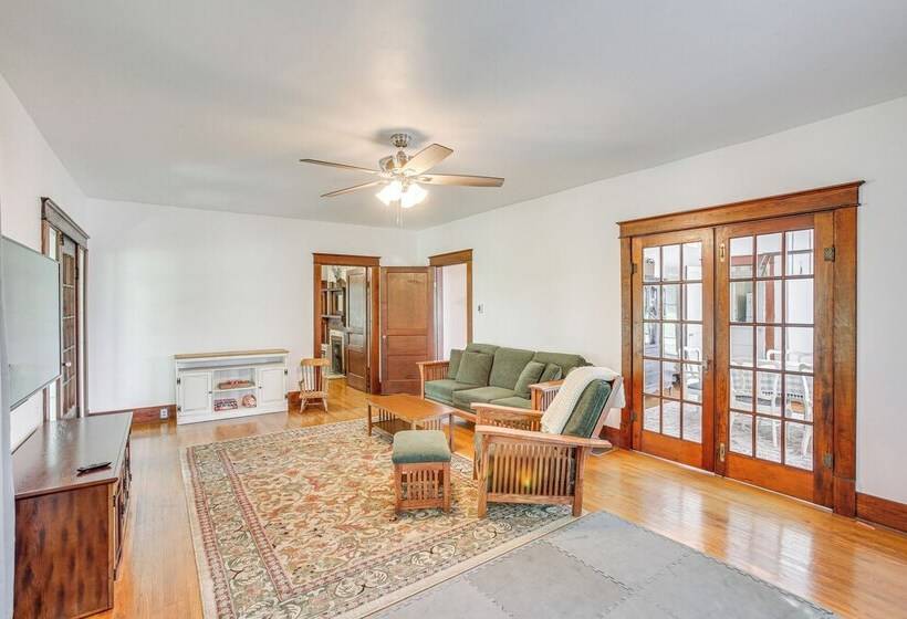 Tennessee Family Farmhouse On 2 Acres!