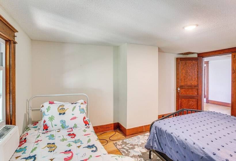 Tennessee Family Farmhouse On 2 Acres!