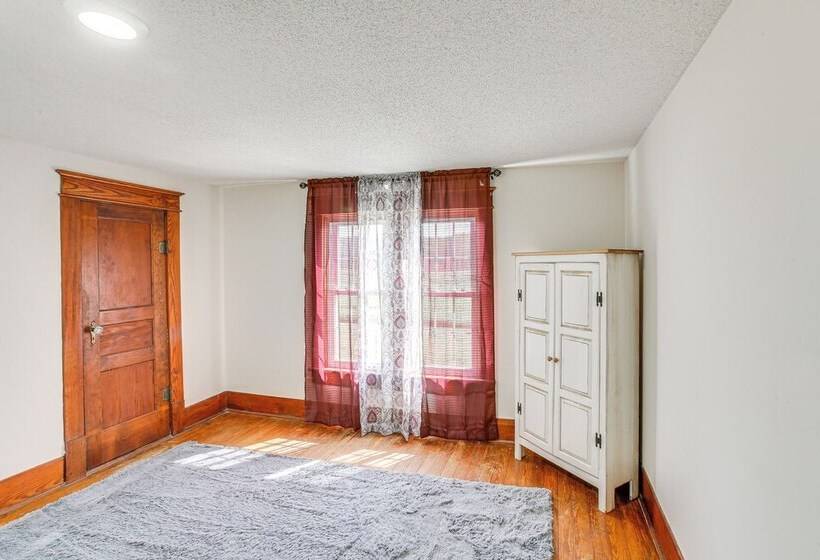 Tennessee Family Farmhouse On 2 Acres!