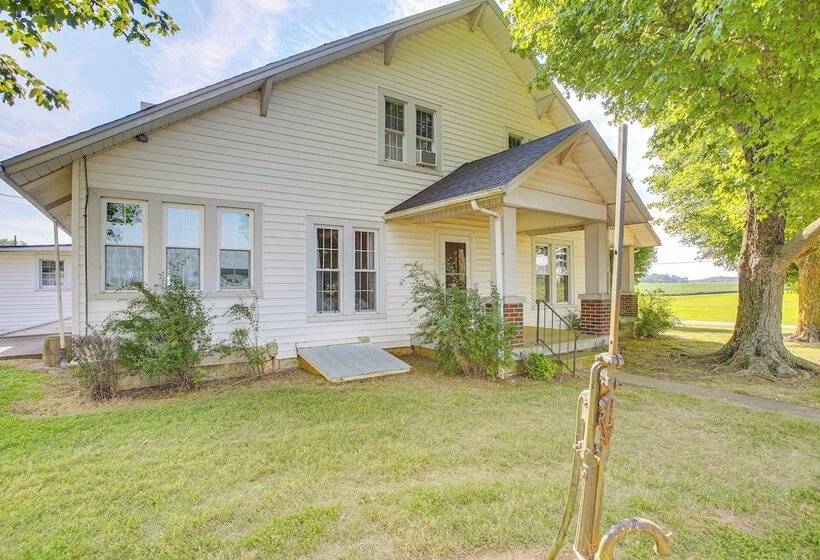 Tennessee Family Farmhouse On 2 Acres!